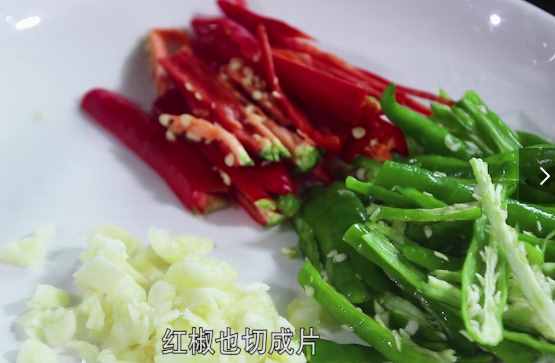 青豆这样做最好吃，简单一做，开胃下饭，我家一周吃四次，真解馋