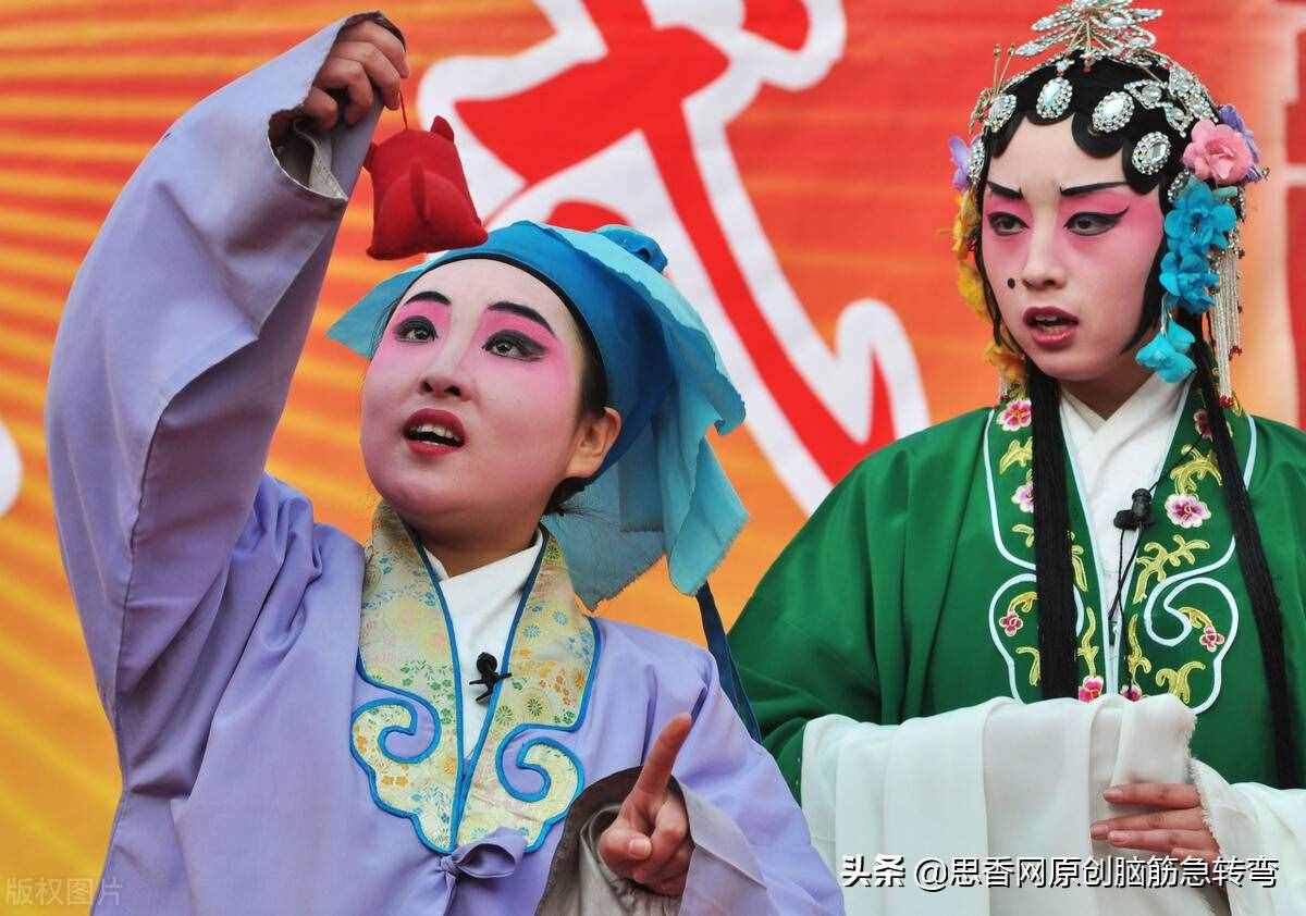 四角方方一座城,只有灯来没有人,有说有唱笑盈盈(打一物)