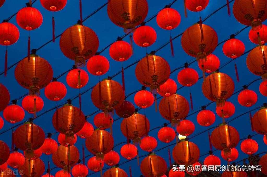 四角方方一座城,只有灯来没有人,有说有唱笑盈盈(打一物)