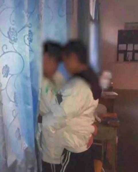 中学生平安夜教室拥吻 网友：画面太美我不敢看