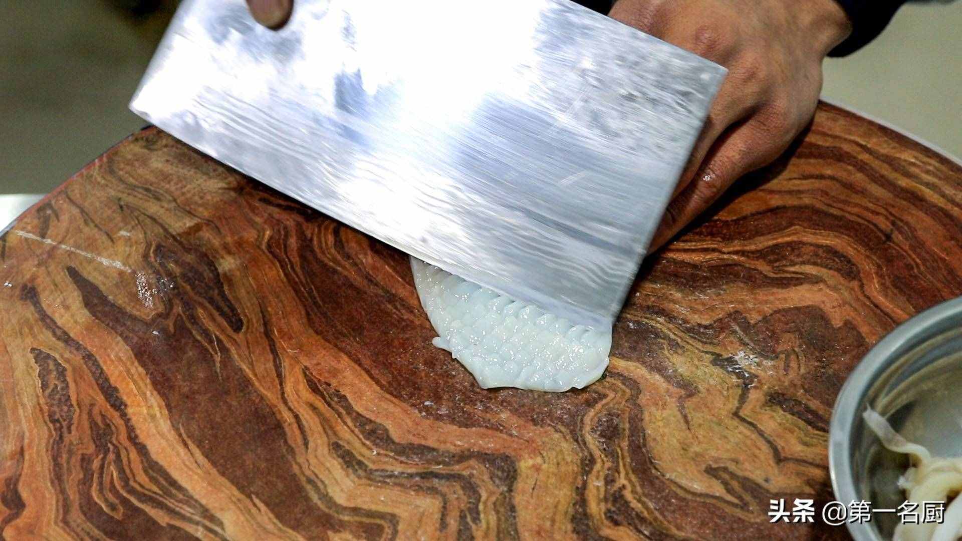 厨师长教你青椒炒鱿鱼的家常做法，鲜香嫩滑，回味无穷，先收藏了