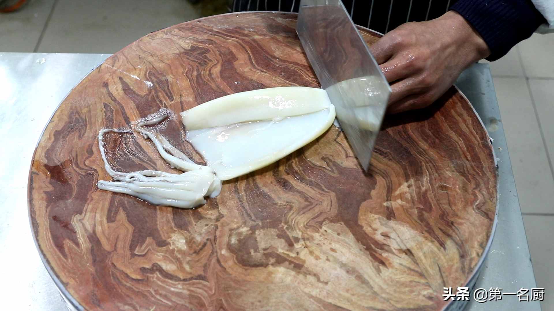 厨师长教你青椒炒鱿鱼的家常做法，鲜香嫩滑，回味无穷，先收藏了