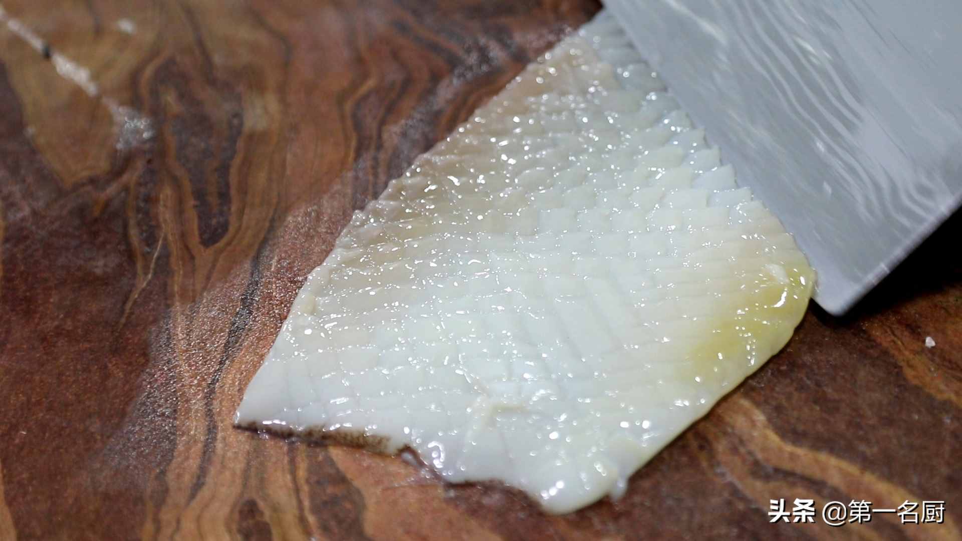 厨师长教你青椒炒鱿鱼的家常做法，鲜香嫩滑，回味无穷，先收藏了