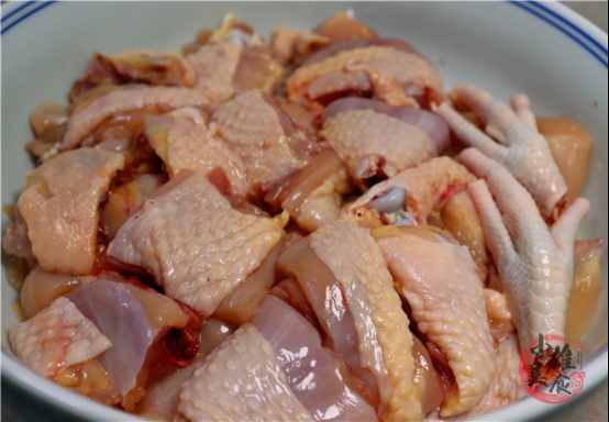 炖鸡肉最忌直接焯水，教你正确做法，鸡肉鲜香嫩滑无腥味，超下饭