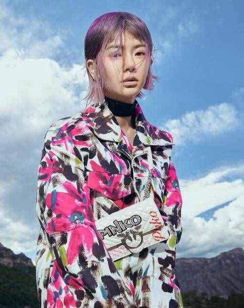 35岁戚薇还真敢！大胆挑战“紫色短发”造型，又美又飒太惊艳