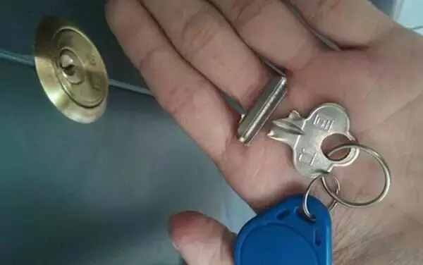 钥匙断在锁里该怎么办，表哥教了这个办法真管用
