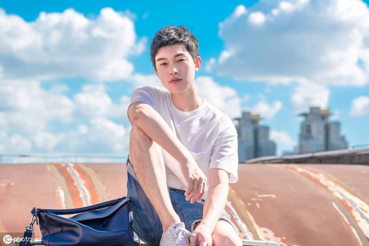 “他很阳光”你可别说成“He is very sunshine”啊