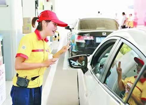 汽车“加200”和“加满油”里面暗藏学问,老司机省钱新手却伤车