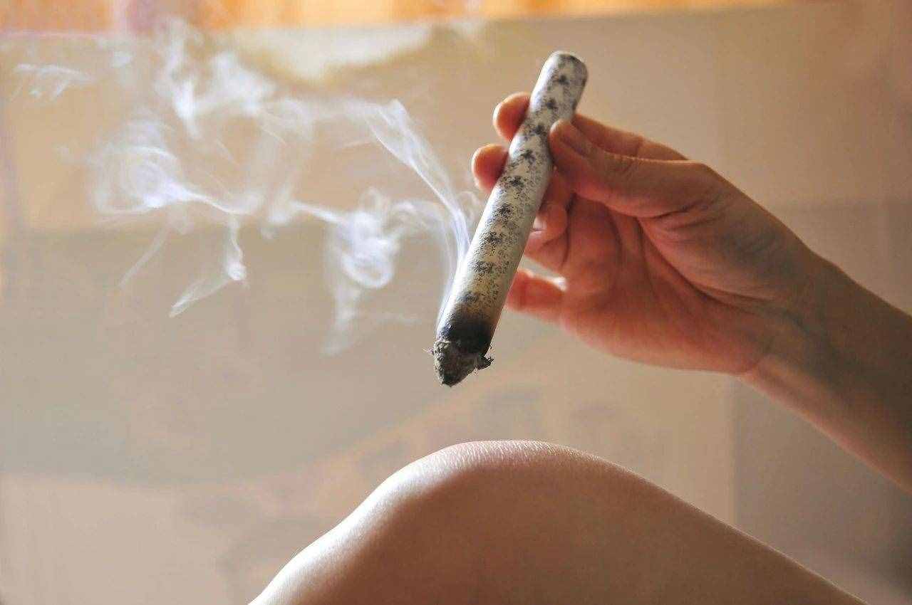 最显老的不是皱纹，而是眼袋！祛除眼袋的3个妙招，简单效果好