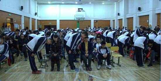 一横北京十七中感恩演讲:承担+承受=成功