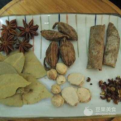 五香卤猪蹄的做法