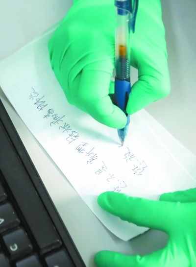 祝福语安抚病人焦虑、发热门诊忙而不乱……人间天使，你们辛苦了