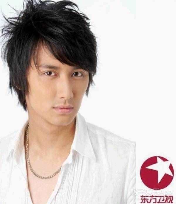 还记得《绝对计划》里的蓝野明吗？他现在长这样