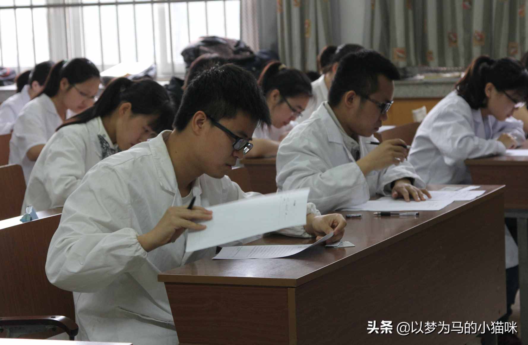 学霸适合报考的8个专业，未来发展前景好，薪资待遇高