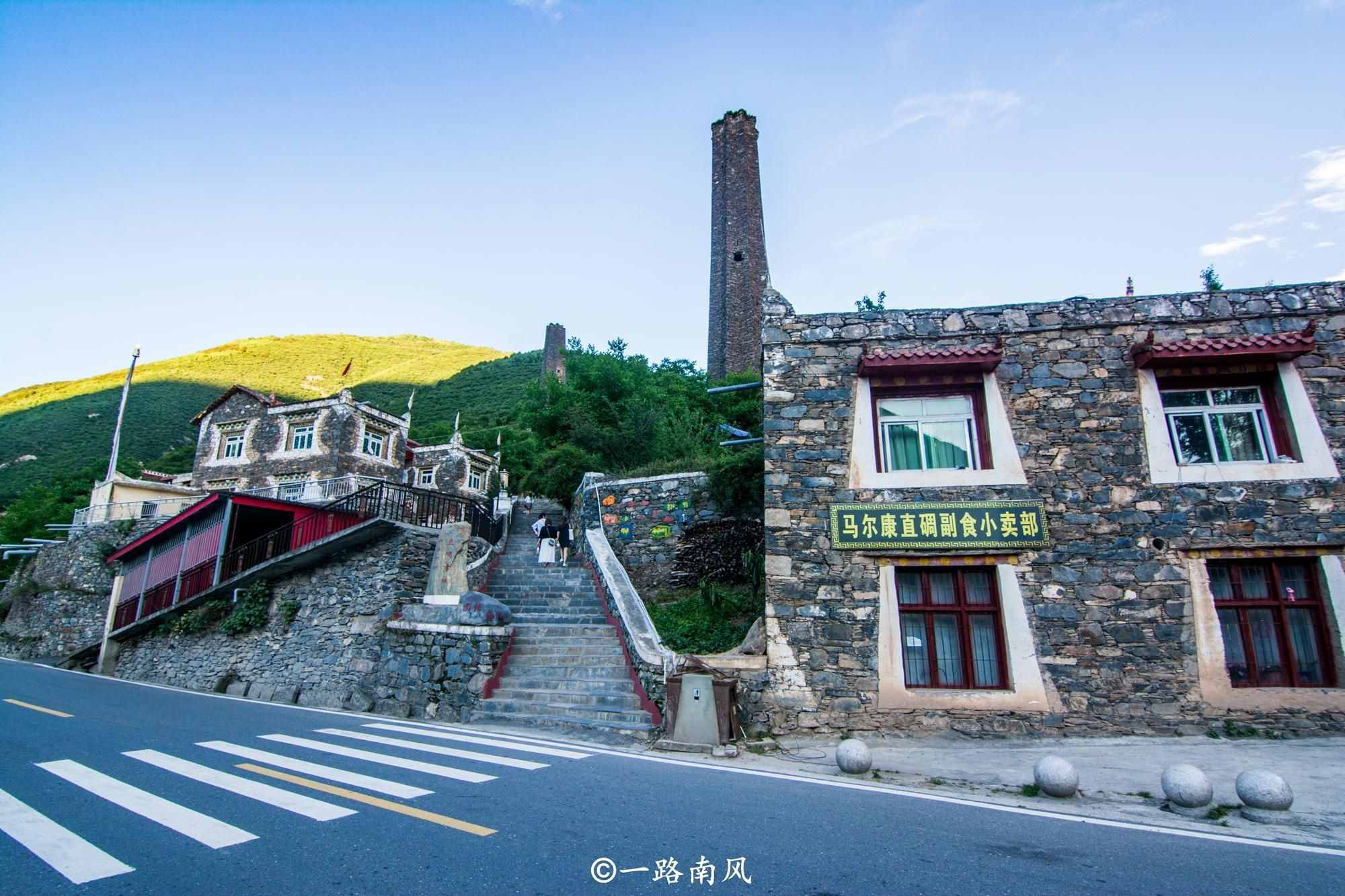 中国的“比萨斜塔”，位于四川阿坝州，历3次大地震仍屹立不倒