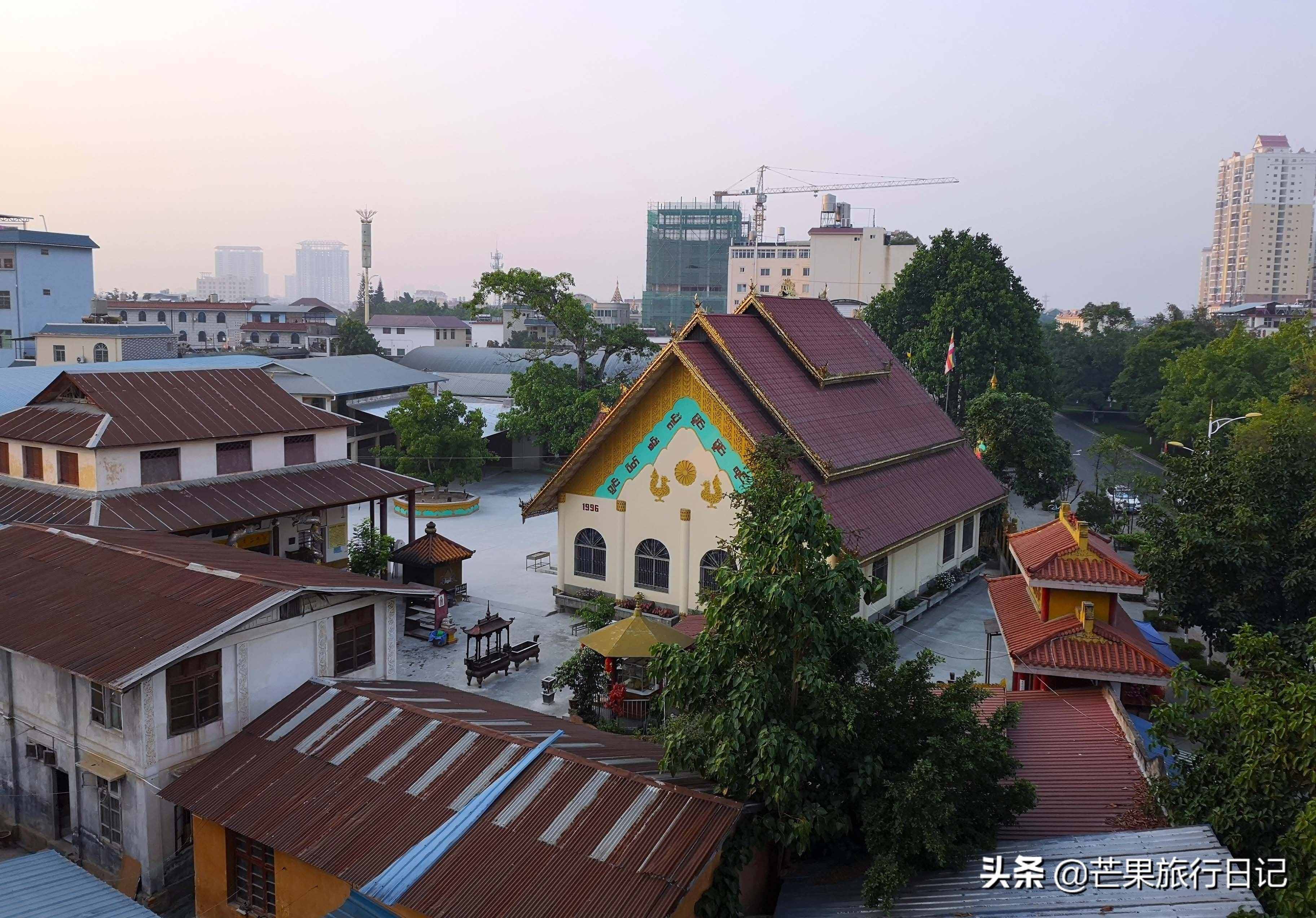 云南边境城市瑞丽，三面都与缅甸相连，街上随处可见缅甸女人
