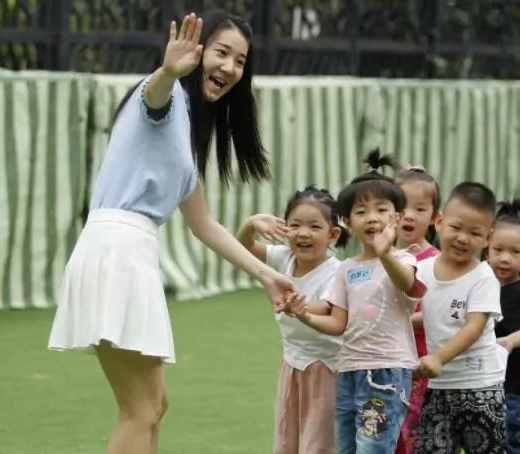 一名幼师晒出工资单，抱怨活多钱少待遇差，家长：这还不知足？