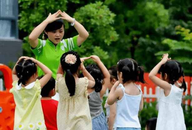 一名幼师晒出工资单，抱怨活多钱少待遇差，家长：这还不知足？