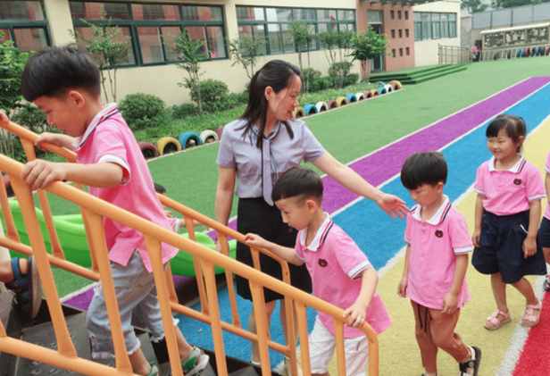 一名幼师晒出工资单，抱怨活多钱少待遇差，家长：这还不知足？