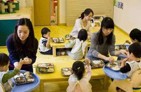 一名幼师晒出工资单，抱怨活多钱少待遇差，家长：这还不知足？