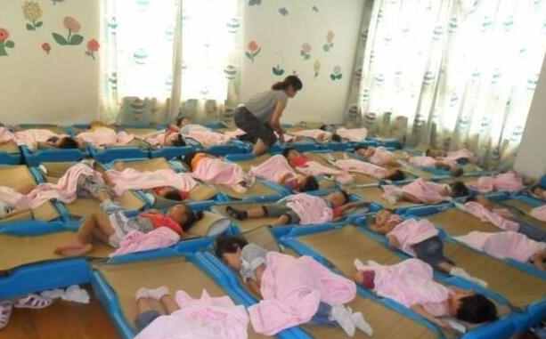 一名幼师晒出工资单，抱怨活多钱少待遇差，家长：这还不知足？