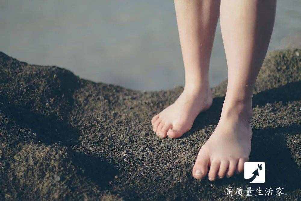 为啥脚趾甲动不动就长到肉里，还疼得受不了？在家怎么解决？