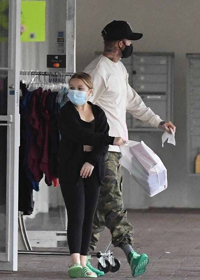 贝克汉姆接女儿下课真宠！小七穿抹胸肚腩好突兀，大象腿不输老爸