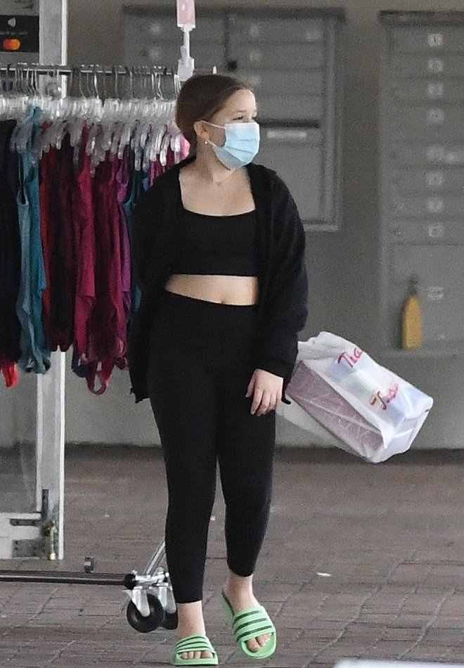 贝克汉姆接女儿下课真宠！小七穿抹胸肚腩好突兀，大象腿不输老爸