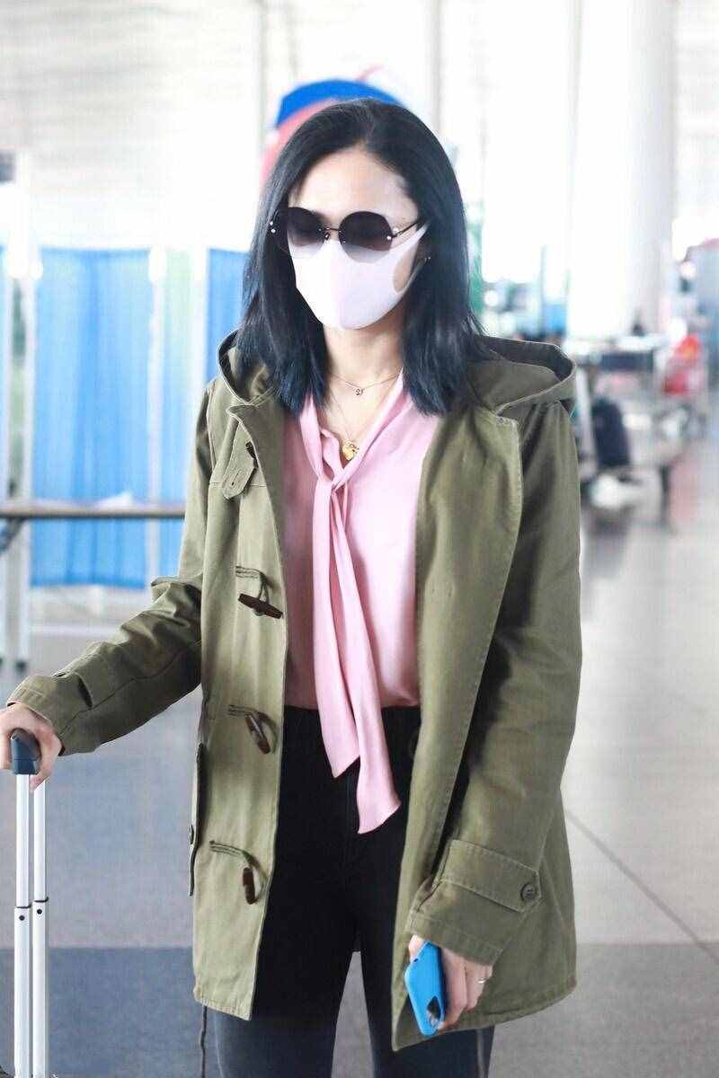 姚晨比穿搭博主还会穿，军绿色外套配粉色衬衫，一般人穿不出气场