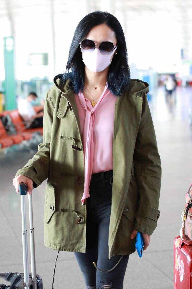姚晨比穿搭博主还会穿，军绿色外套配粉色衬衫，一般人穿不出气场