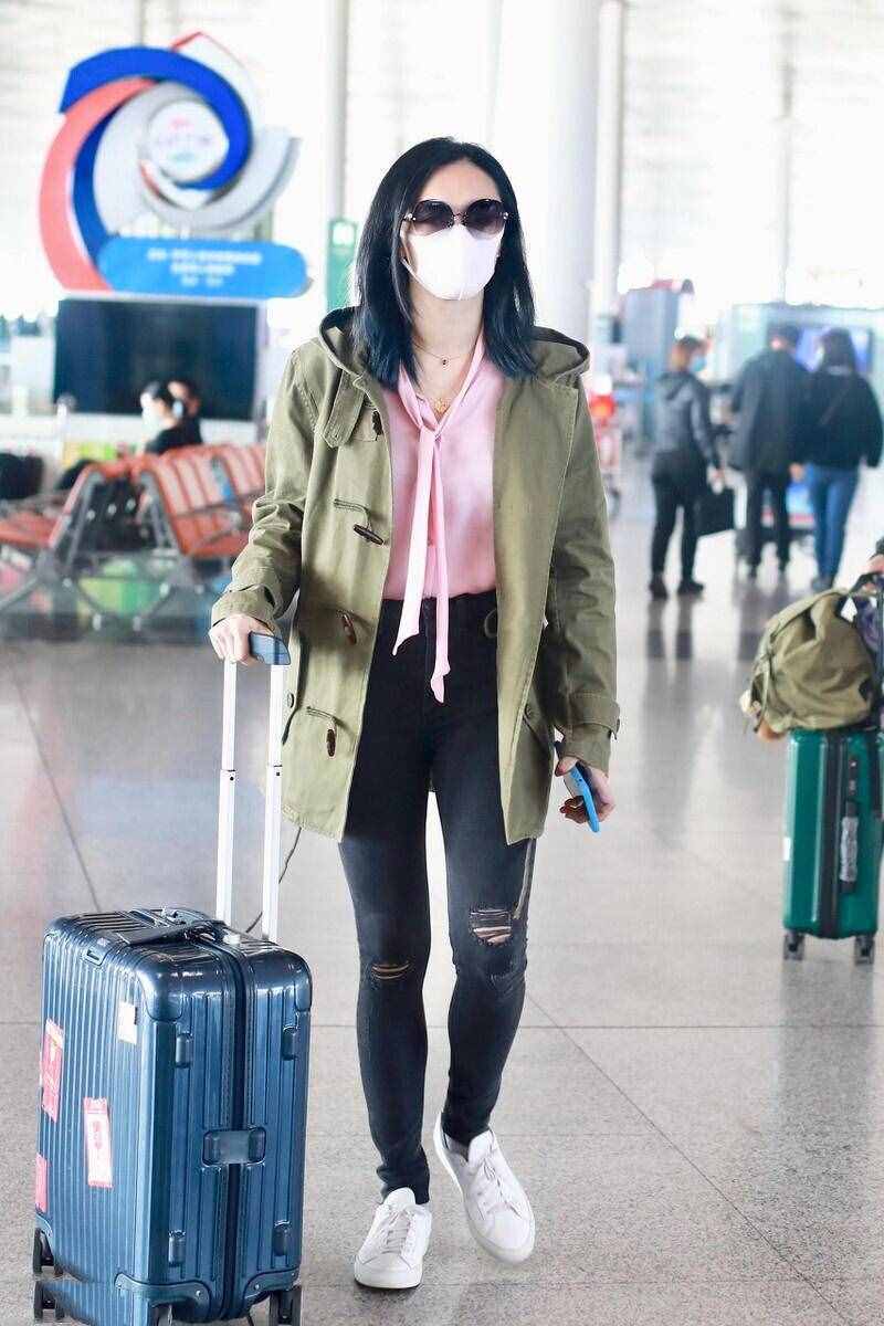 姚晨比穿搭博主还会穿，军绿色外套配粉色衬衫，一般人穿不出气场