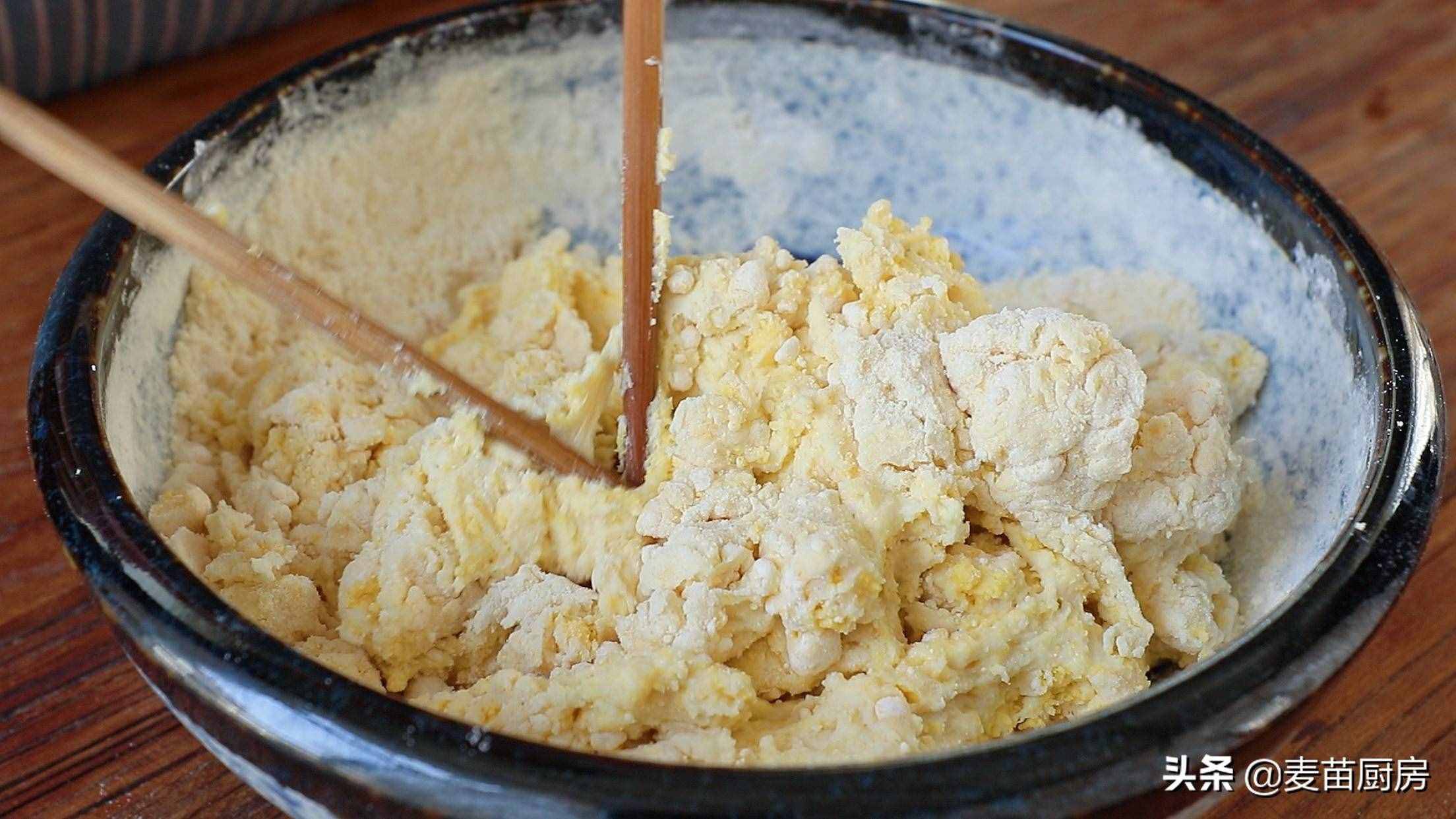 用开水烙玉米面饼，是俺妈拿手的面食，一次烙出20张，柔软好吃