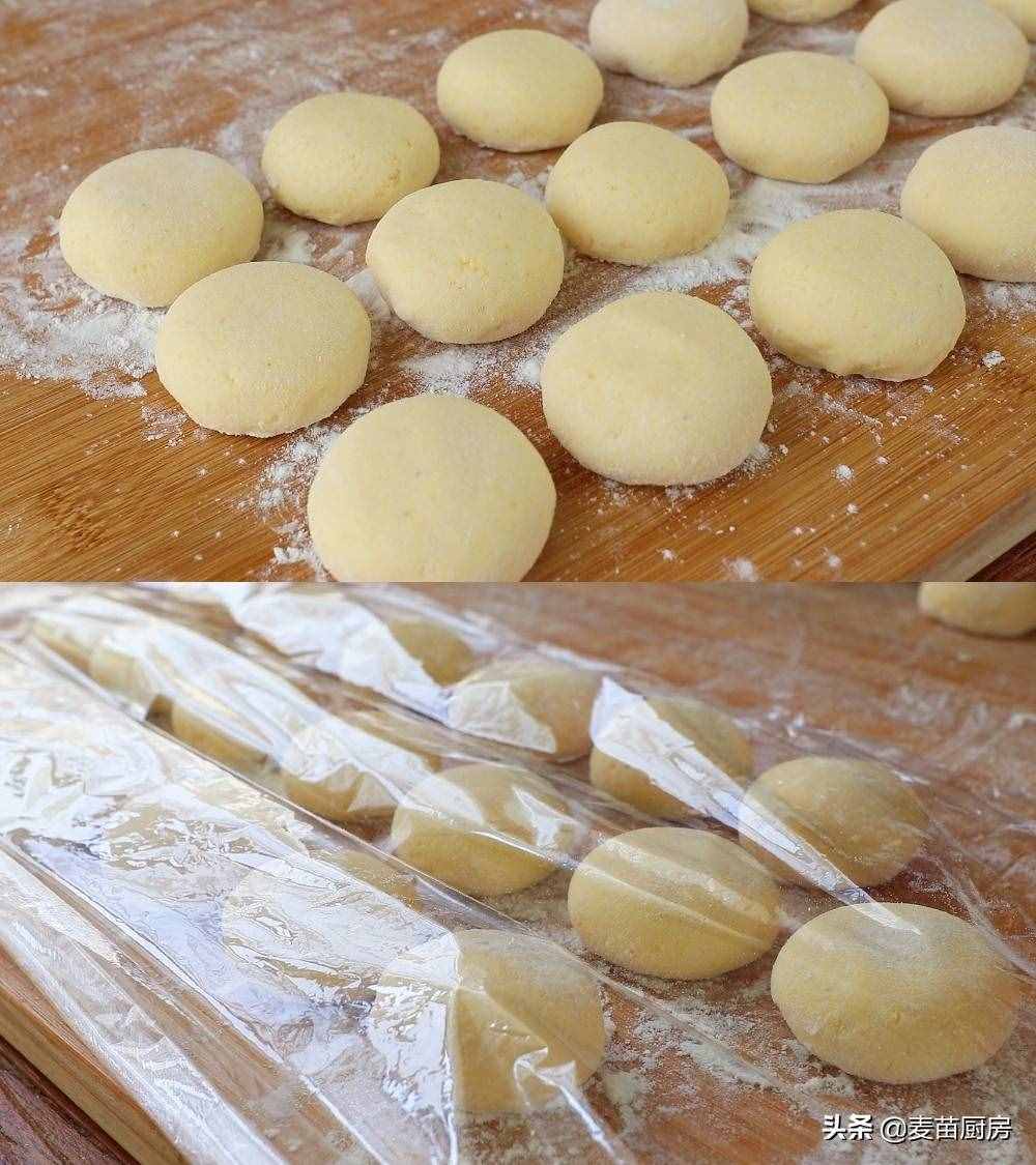 用开水烙玉米面饼，是俺妈拿手的面食，一次烙出20张，柔软好吃