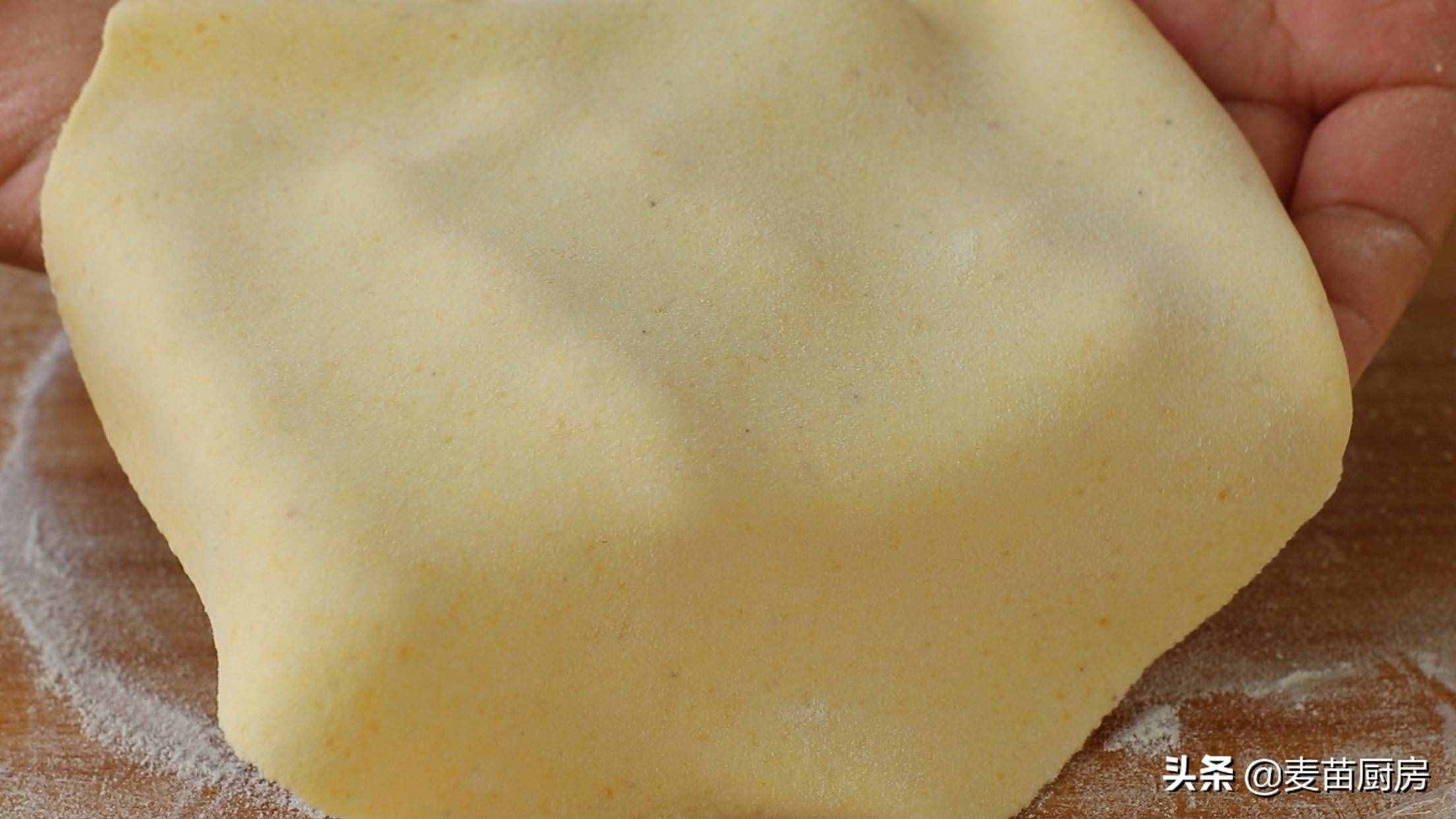 用开水烙玉米面饼，是俺妈拿手的面食，一次烙出20张，柔软好吃