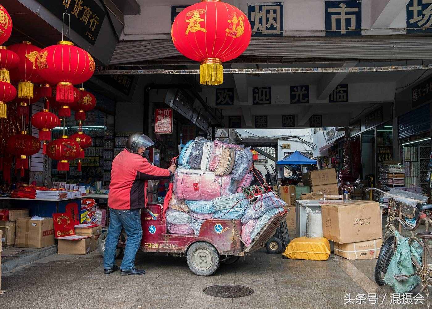 南京城里的大市场比农村大集还热闹，年货开挂，最红的才是最火的