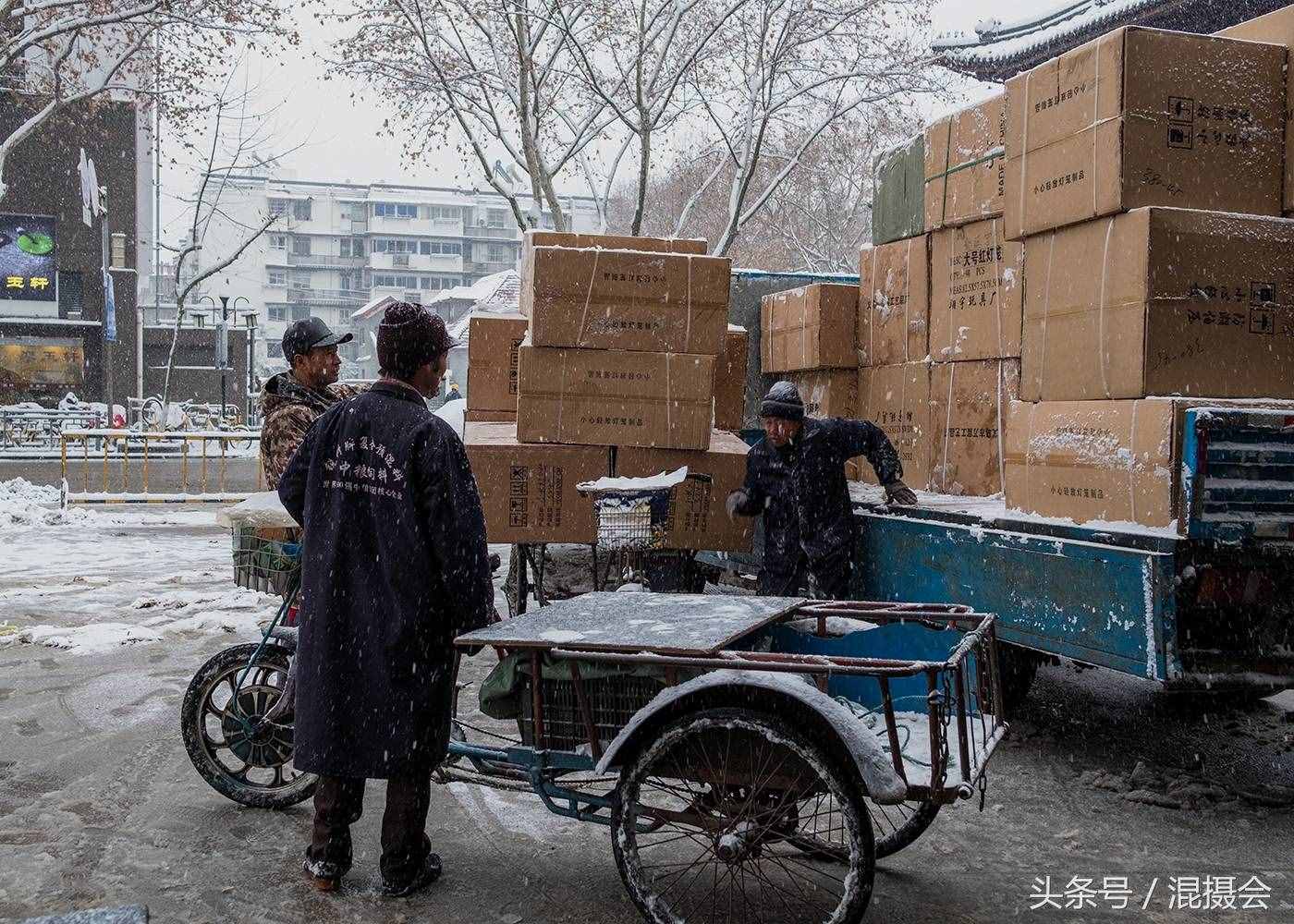 南京城里的大市场比农村大集还热闹，年货开挂，最红的才是最火的