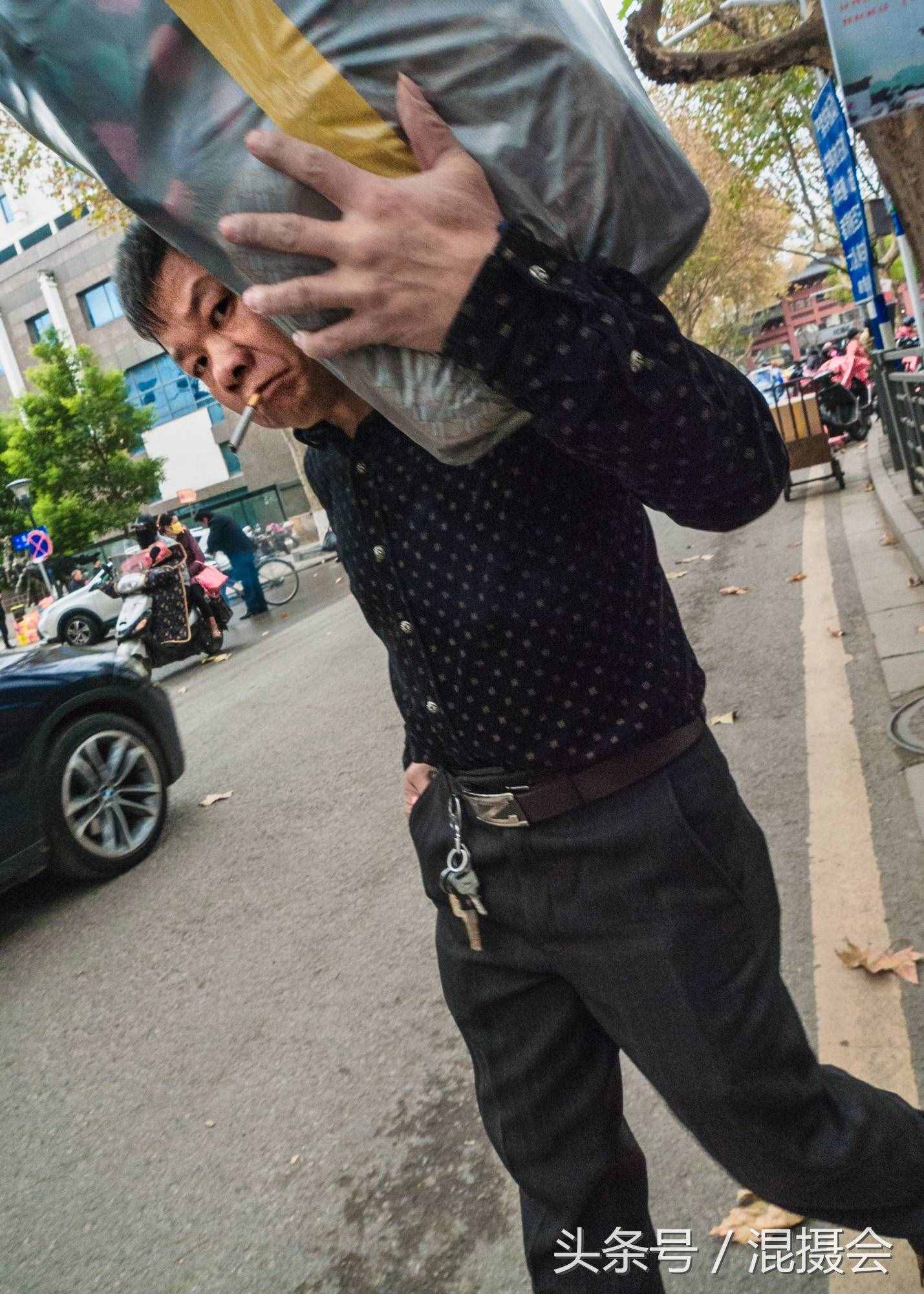 南京城里的大市场比农村大集还热闹，年货开挂，最红的才是最火的