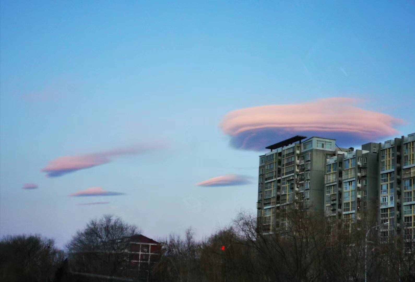 北京上空现“UFO云”？专家：系荚状高积云