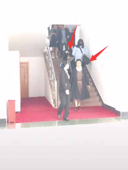 范冰冰和妈妈现身青岛被偶遇，穿长裙展示凹凸身材，生图白得发光