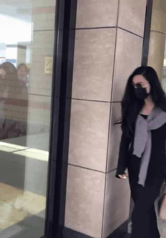 范冰冰和妈妈现身青岛被偶遇，穿长裙展示凹凸身材，生图白得发光