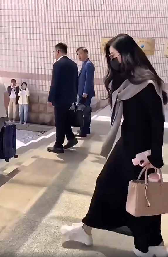 范冰冰和妈妈现身青岛被偶遇，穿长裙展示凹凸身材，生图白得发光