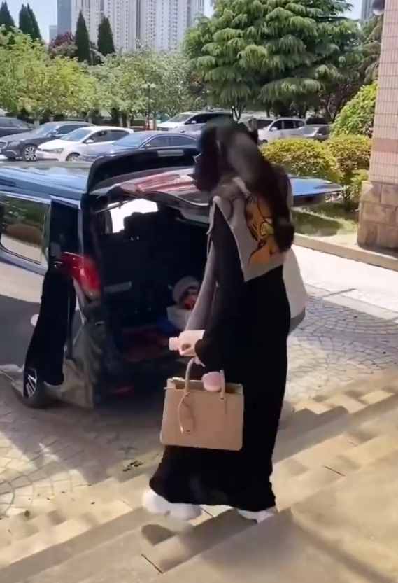 范冰冰和妈妈现身青岛被偶遇，穿长裙展示凹凸身材，生图白得发光