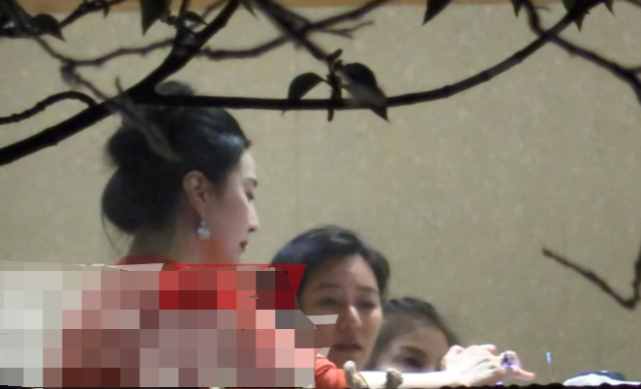 范冰冰和妈妈现身青岛被偶遇，穿长裙展示凹凸身材，生图白得发光