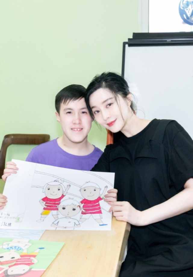 范冰冰和妈妈现身青岛被偶遇，穿长裙展示凹凸身材，生图白得发光