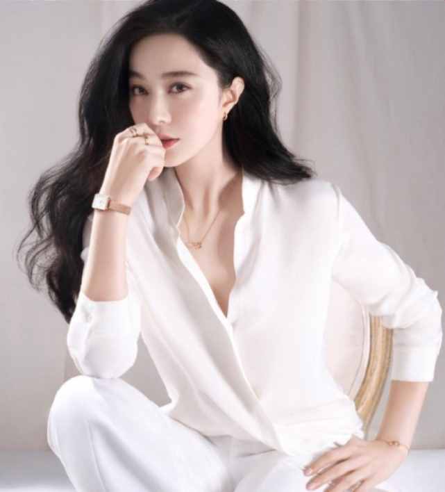 范冰冰和妈妈现身青岛被偶遇，穿长裙展示凹凸身材，生图白得发光