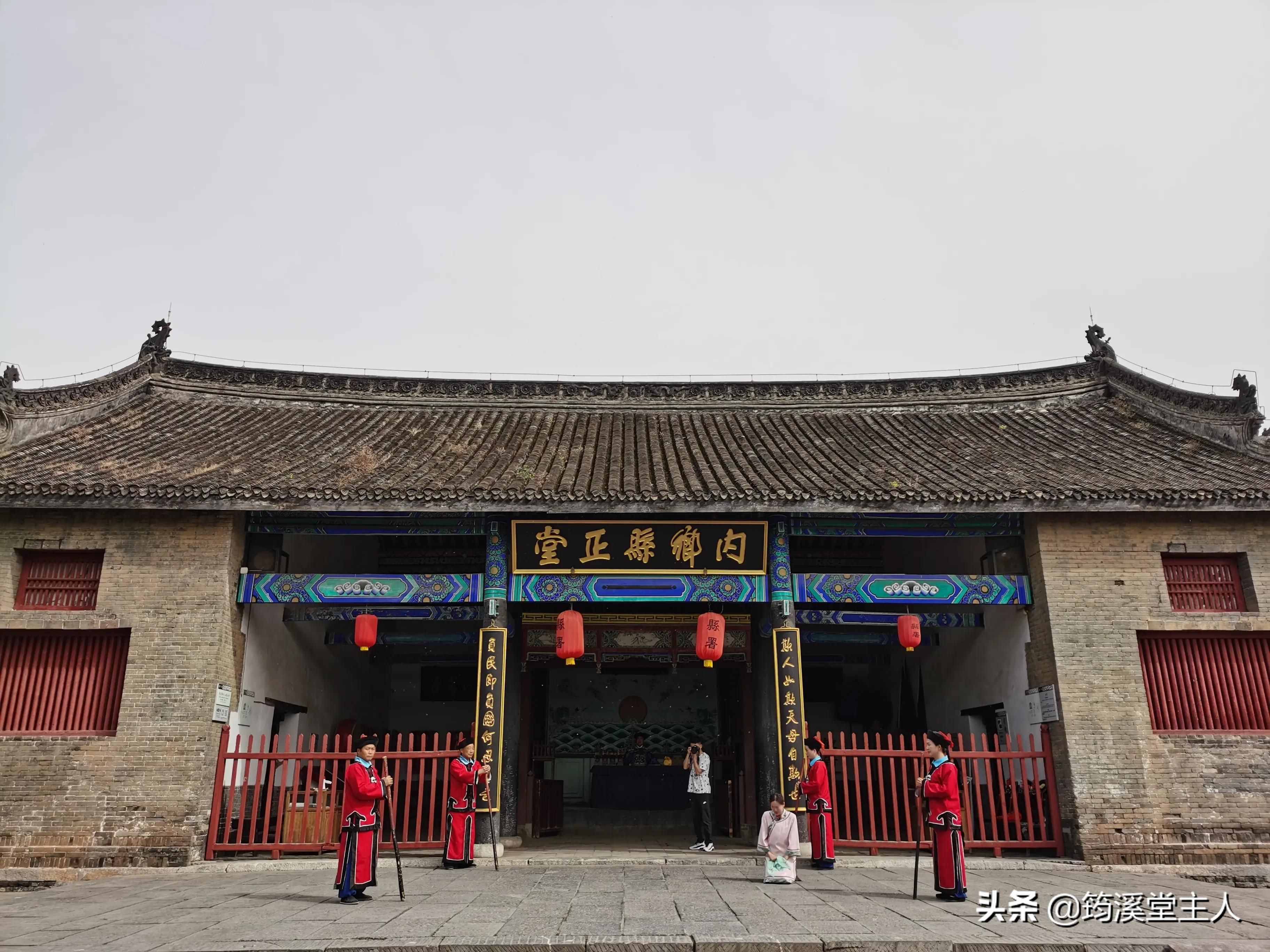 在内乡县衙品味楹联文化