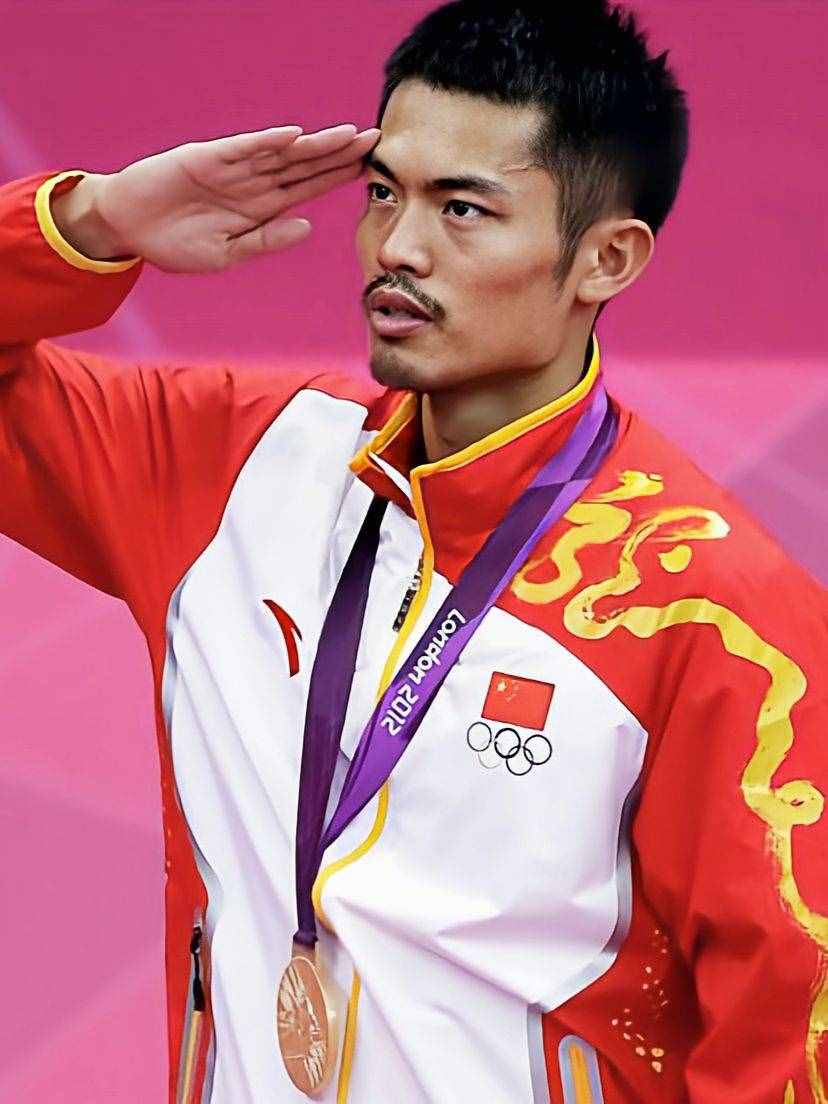 最伟大羽坛传奇谢幕，华丽转身仍留遗憾，地位比肩乔丹他就是林丹