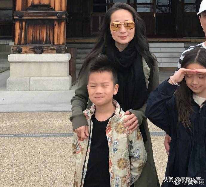 黄健翔晒一家人合影，儿子很像他，女儿乖巧，前妻独自抚养大女儿