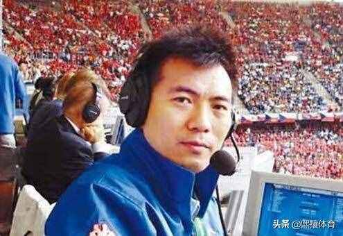 黄健翔晒一家人合影，儿子很像他，女儿乖巧，前妻独自抚养大女儿