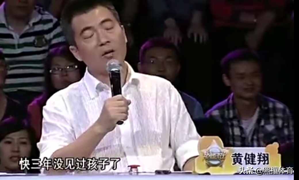 黄健翔晒一家人合影，儿子很像他，女儿乖巧，前妻独自抚养大女儿